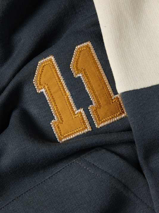 Sweatshirt com fecho e detalhe bordado Sweatshirt com fecho e detalhe bordado