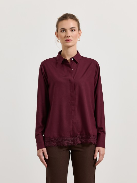 Camisa com detalhe em renda Camisa com detalhe em renda