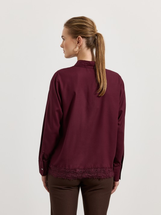 Camisa com detalhe em renda Camisa com detalhe em renda